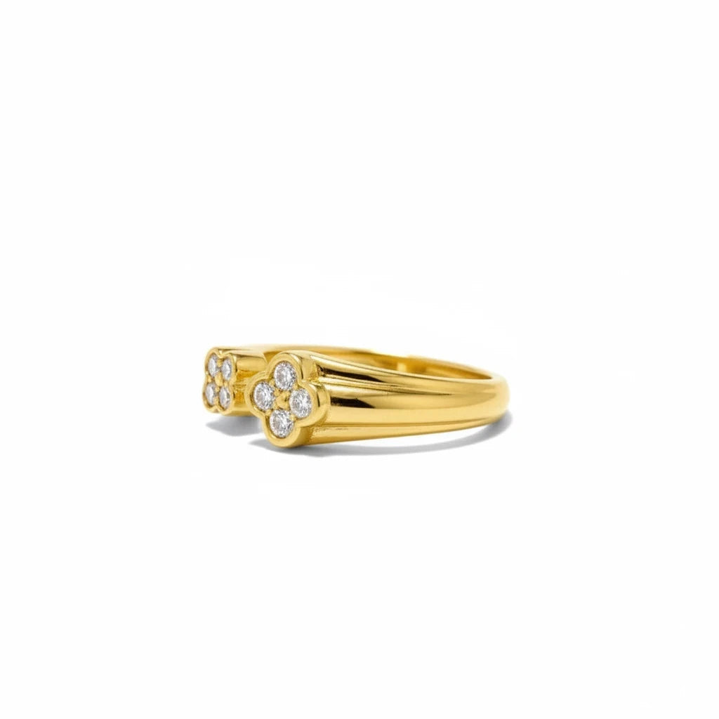 Anillo abierto Ámbar Joyas en tono dorado con motivos florales y circonitas brillantes sobre fondo blanco