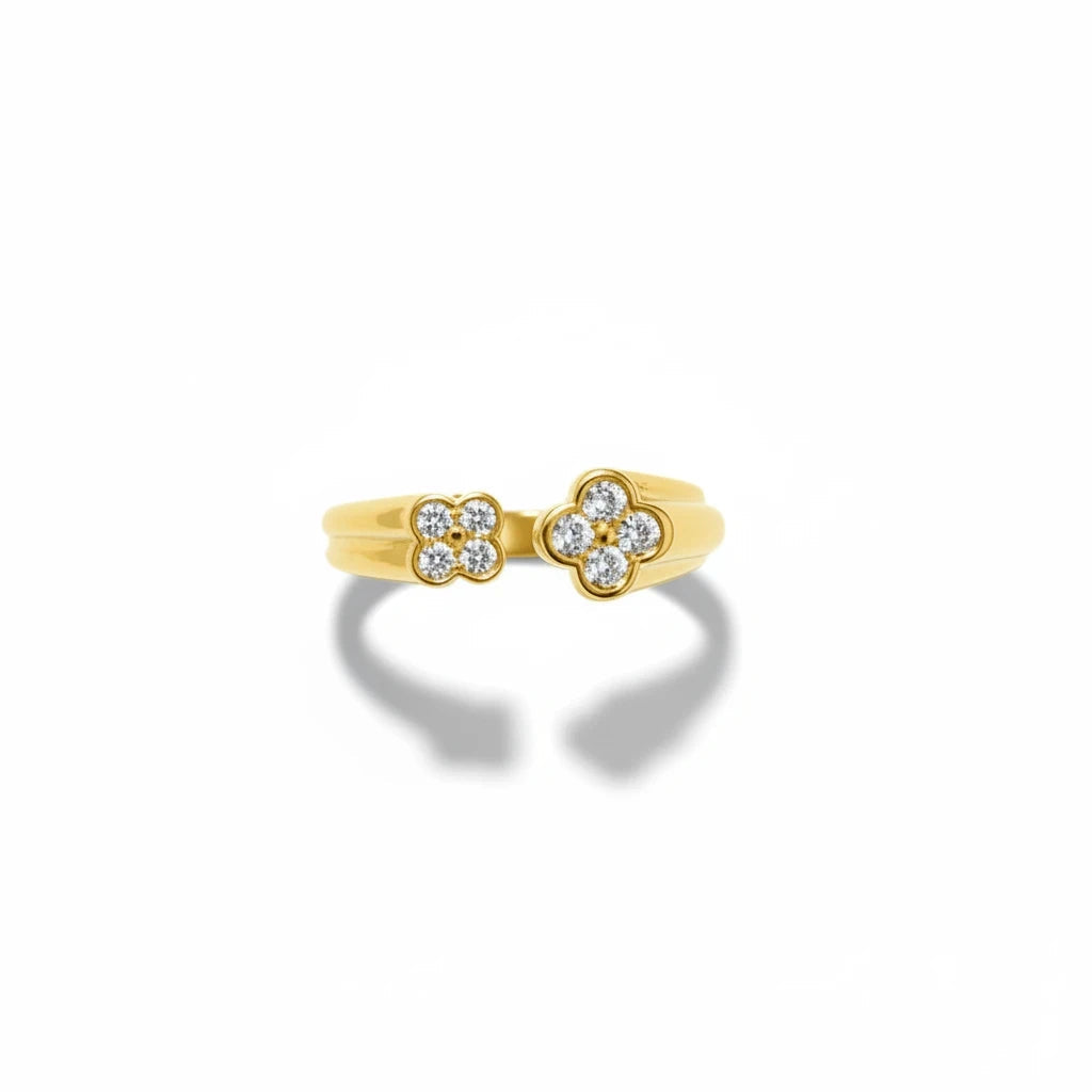 Anillo abierto Ámbar Joyas en tono dorado con motivos florales decorados con circonitas brillantes.
