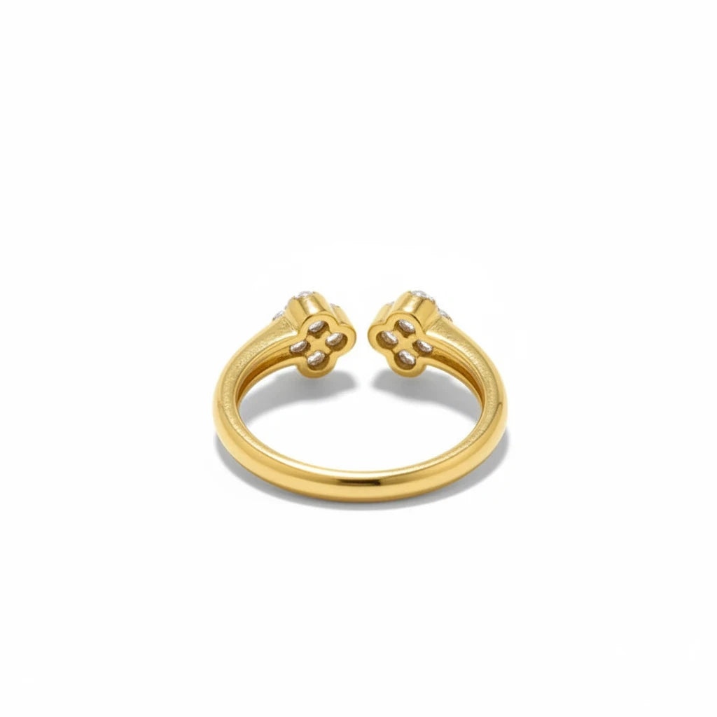 Anillo abierto Ámbar Joyas en tono dorado con motivos florales y circonitas brillantes sobre fondo blanco