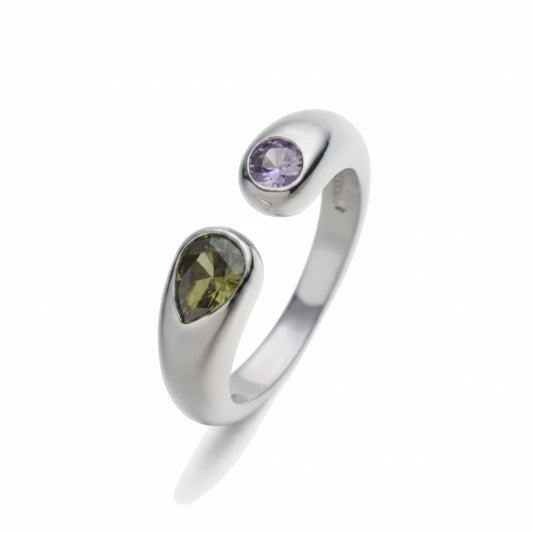 Anillo abierto Ámbar Joyas en tono plateado con dos circonitas en talla gota, una morada y otra oliva.