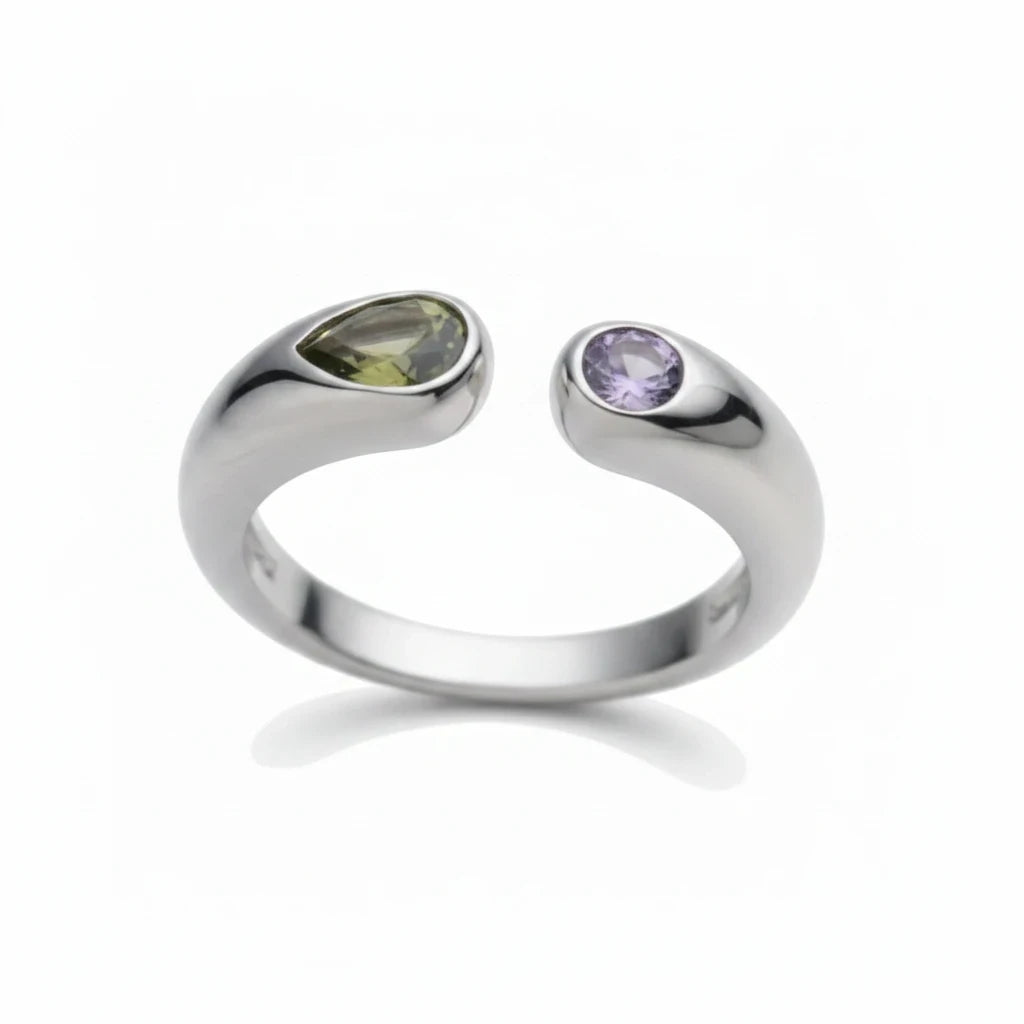 Anillo abierto Ámbar Joyas de plata con dos circonitas en forma de gota, una morada y otra verde oliva.
