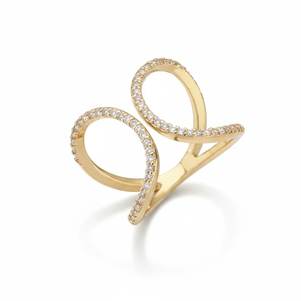 Anillo cruzado Ámbar Joyas con baño de oro de 18k y circones brillantes en diseño abierto y contemporáneo.