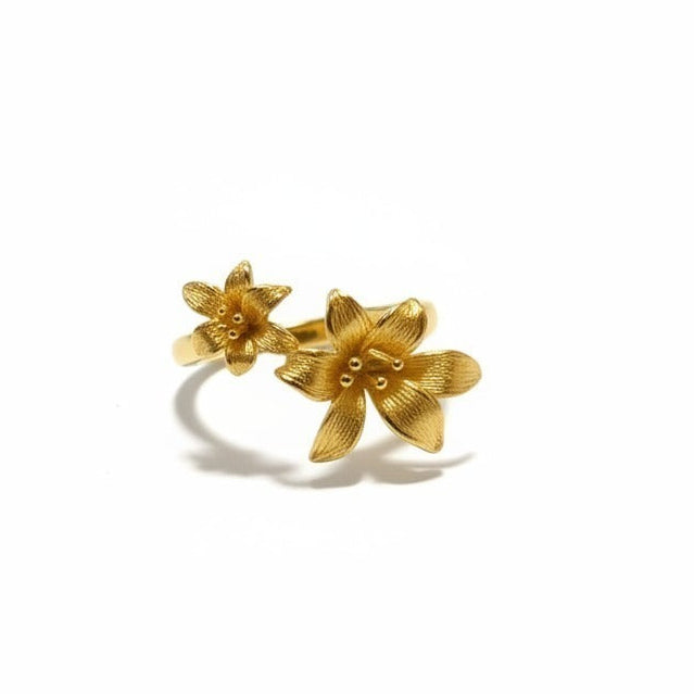 Anillo abierto Ámbar Joyas con diseño de doble flor lirio en baño de oro de 18k y acabado texturizado artesanal.