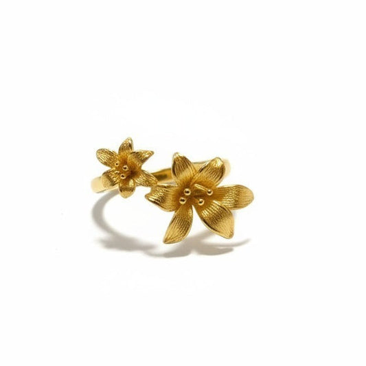 Anillo abierto Ámbar Joyas con diseño de doble flor lirio en baño de oro de 18k y acabado texturizado artesanal.