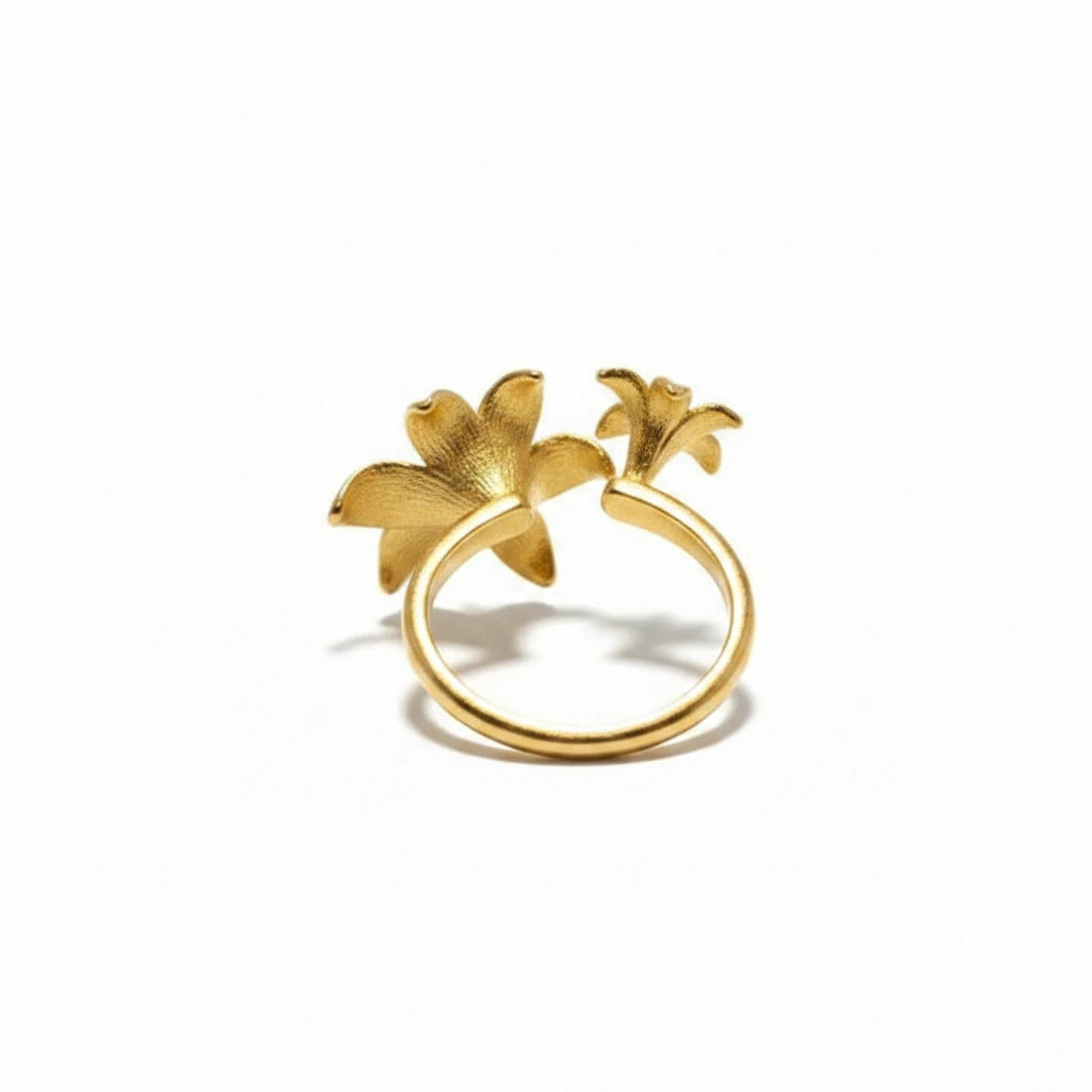 Anillo abierto Ámbar Joyas con diseño de doble flor lirio en baño de oro de 18k y acabado artesanal texturizado.