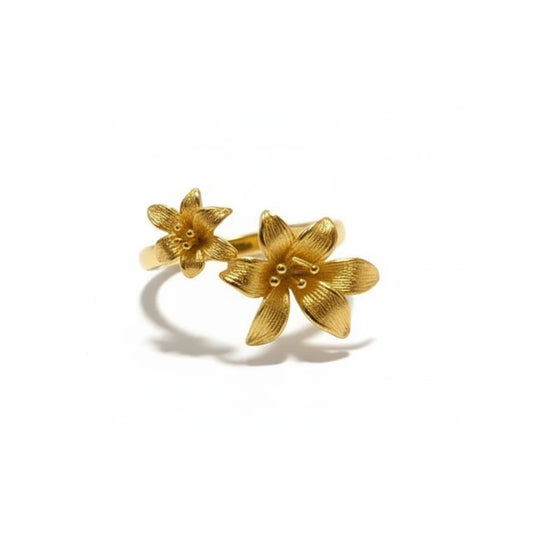 Anillo abierto Ámbar Joyas con diseño de doble flor de lirio en baño de oro de 18k y acabado texturizado