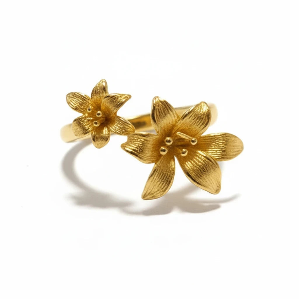 Anillo abierto Ámbar Joyas con diseño de doble flor lirio en oro de 18k con acabado texturizado y elegante.