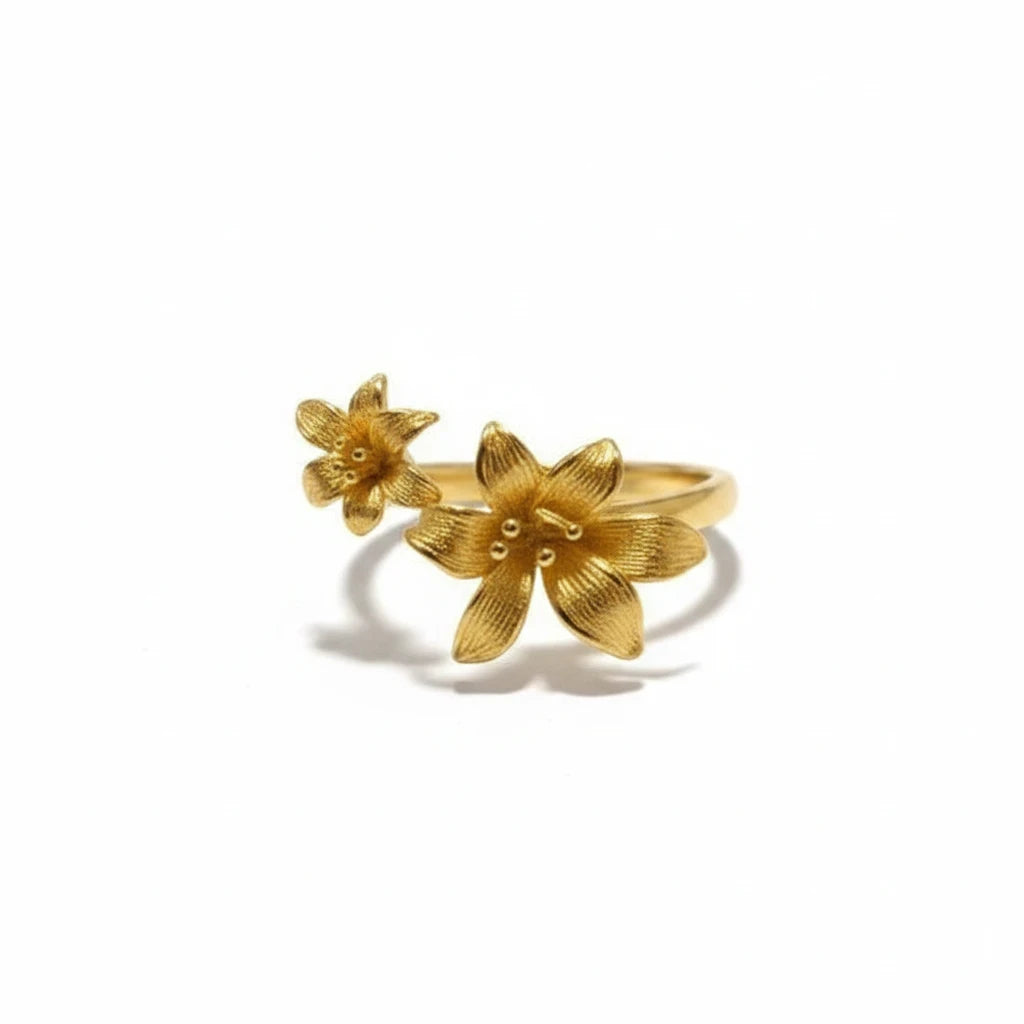 Anillo abierto Ámbar Joyas con diseño de dos flores lirio en baño de oro de 18k y acabado texturizado