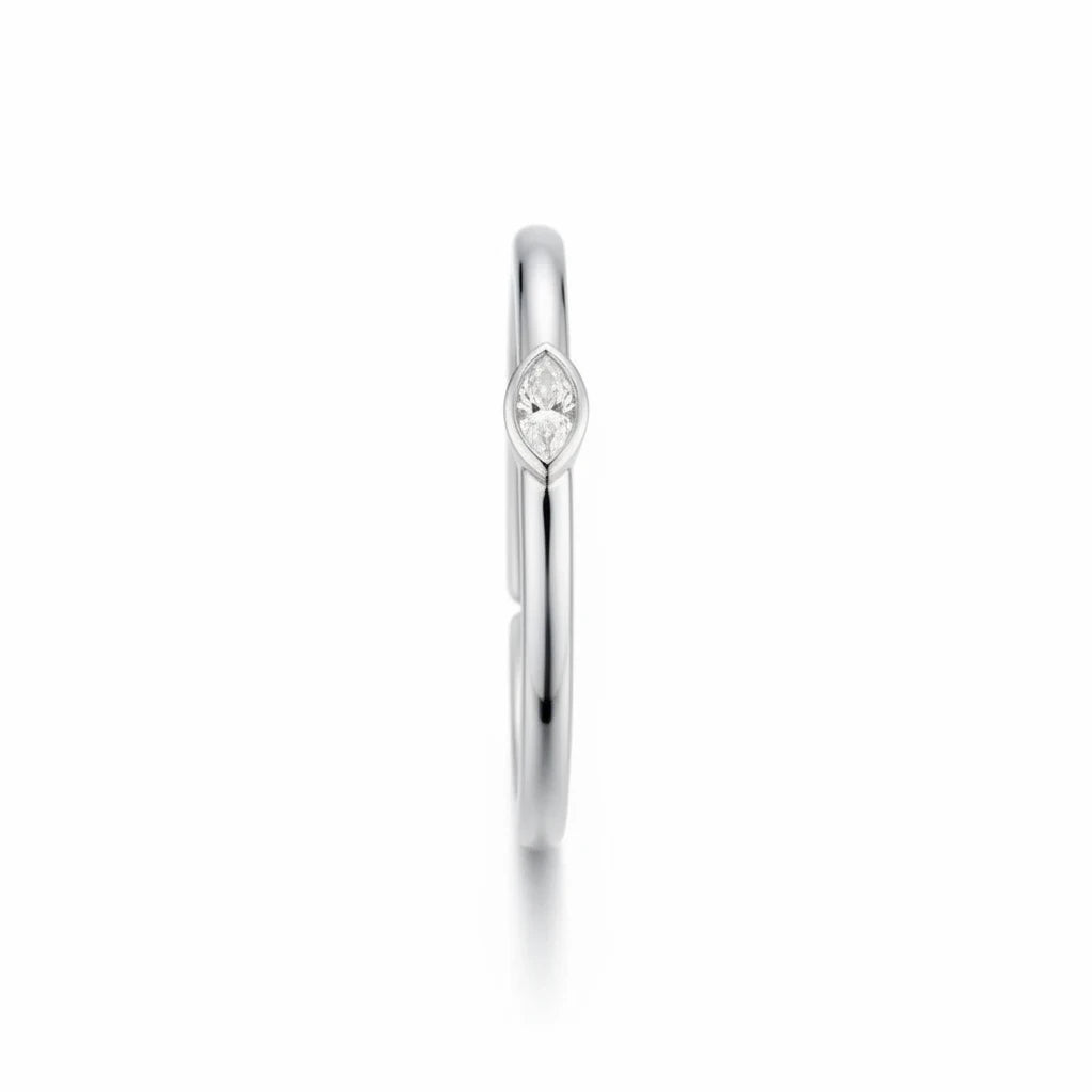 Anillo Ámbar Joyas fino de tono plateado con circón solitario de talla marquesa en vista lateral