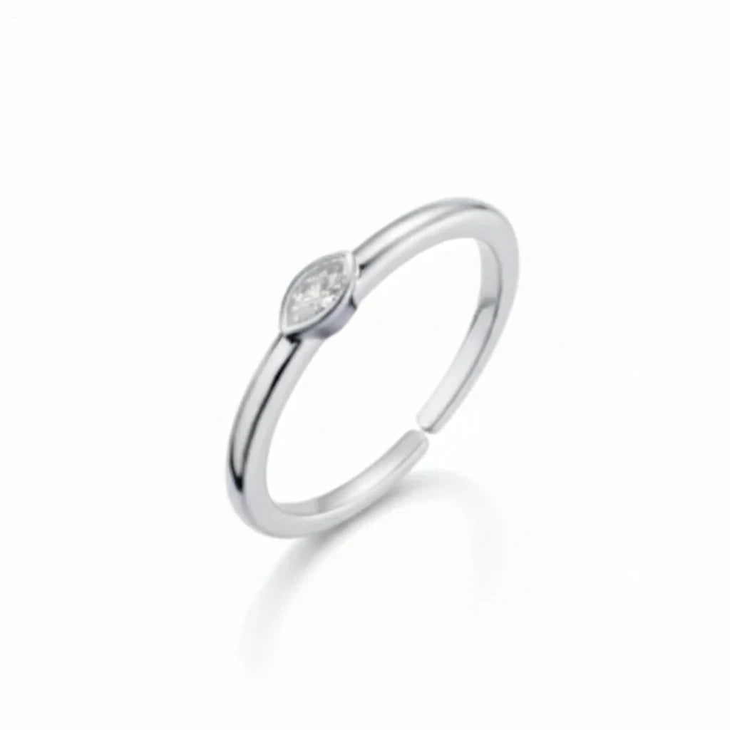 Anillo Ámbar Joyas fino y plateado con un circón solitario de talla marquesa, diseño minimalista y elegante.