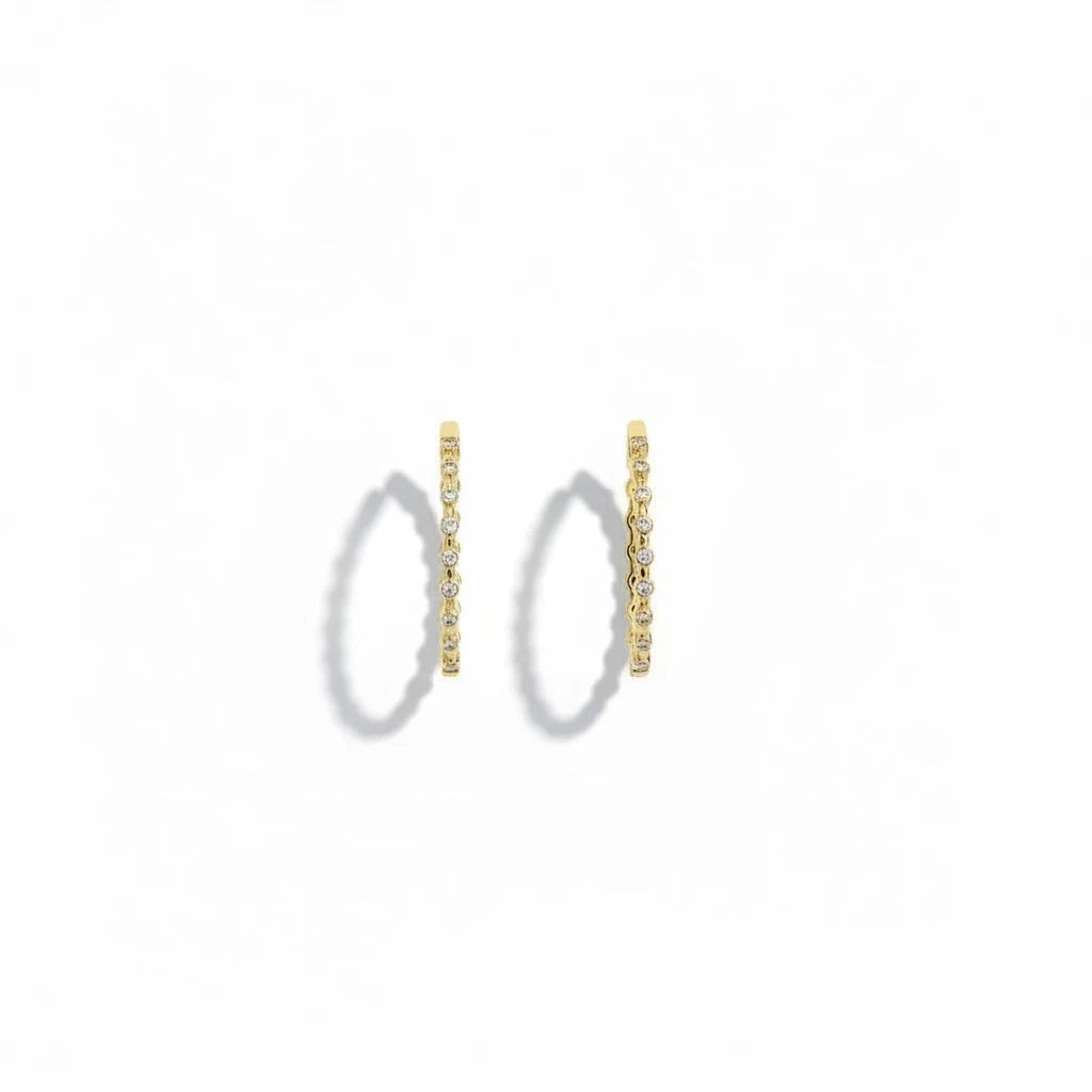 Argollas Ámbar Joyas bañadas en oro de 18k con circones en engaste bezel, diseño minimalista y elegante.