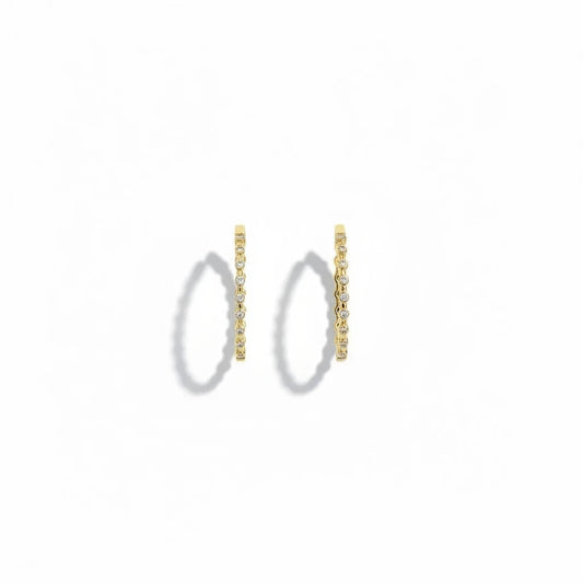 Argollas Ámbar Joyas bañadas en oro de 18k con circones en engaste bezel, diseño minimalista y elegante.