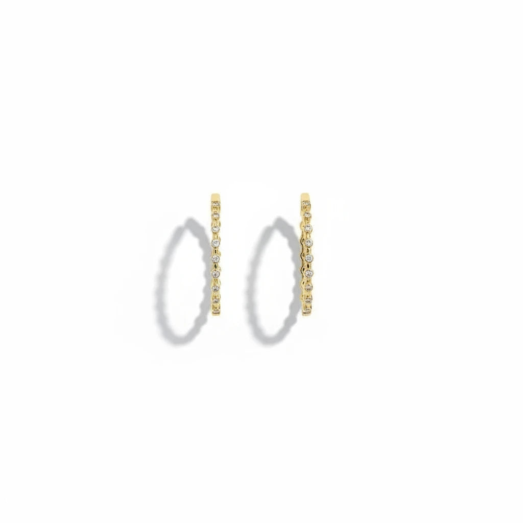 Argollas Ámbar Joyas bañadas en oro de 18k con circones en engaste bezel, diseño minimalista y elegante.