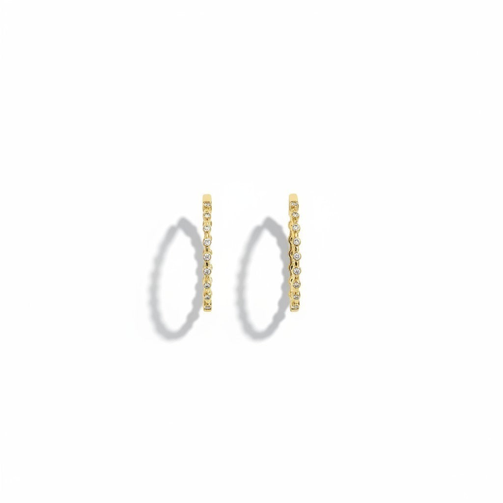 Argollas Ámbar Joyas bañadas en oro de 18k con circones en engaste bezel, diseño minimalista y elegante.