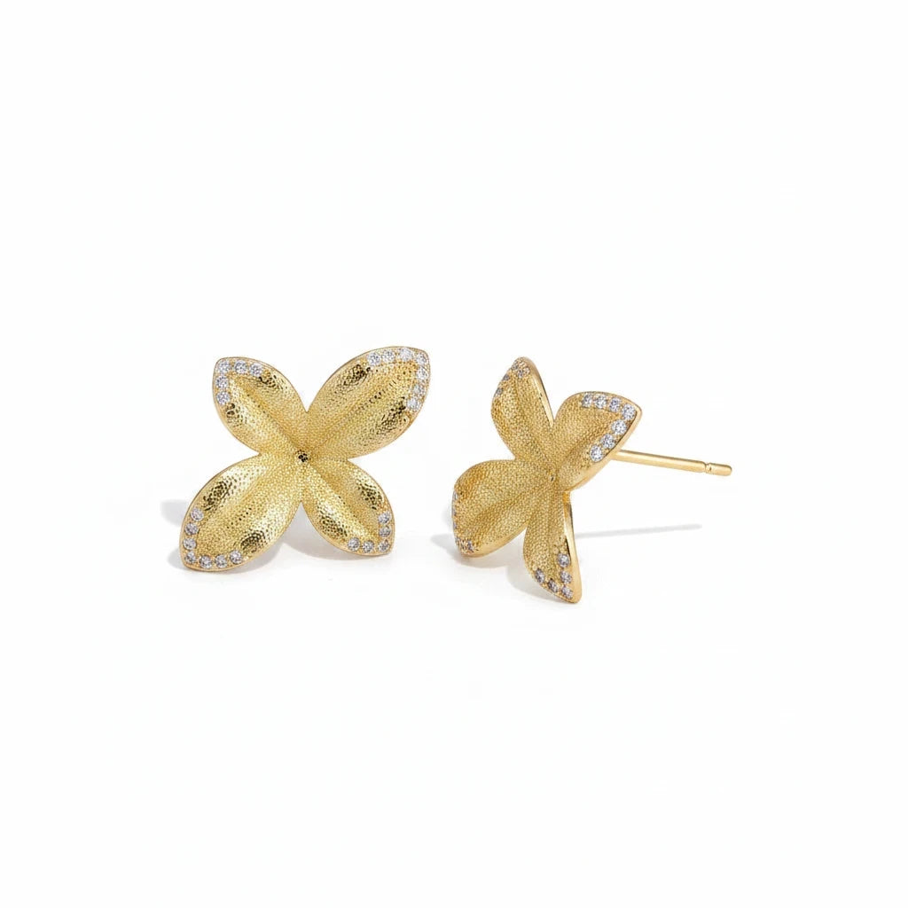 Aros Ámbar Joyas en forma de flor de cuatro pétalos con textura granulada y baño de oro 18k