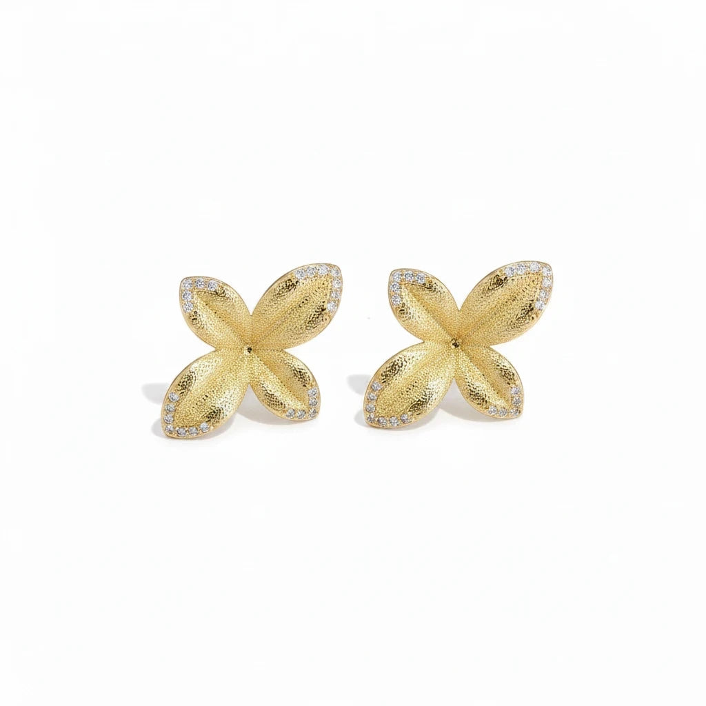 Aros Ámbar Joyas en forma de flor de cuatro pétalos con textura granulada y baño de oro 18k