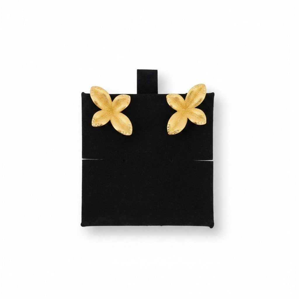 Aros tipo botón Ámbar Joyas con diseño de flor de cuatro pétalos y textura granulada en baño de oro 18k