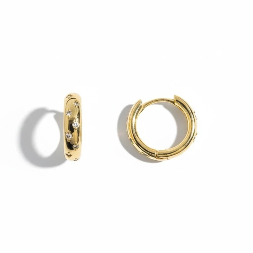 Aros huggie Ámbar Joyas en baño de oro 18k con incrustaciones de circones brillantes y diseño minimalista