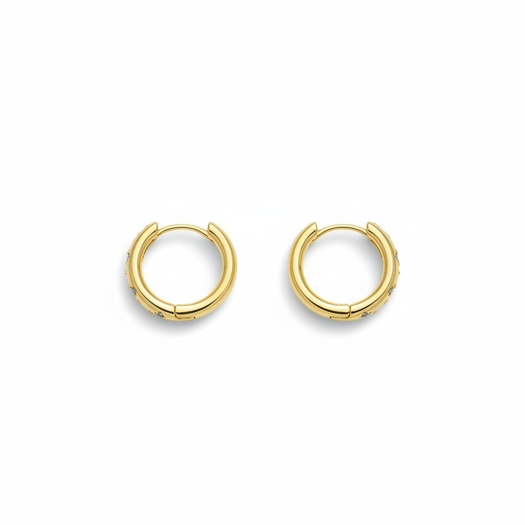 Aros huggie Ámbar Joyas en baño de oro 18k con circones brillantes y diseño minimalista sobre fondo blanco