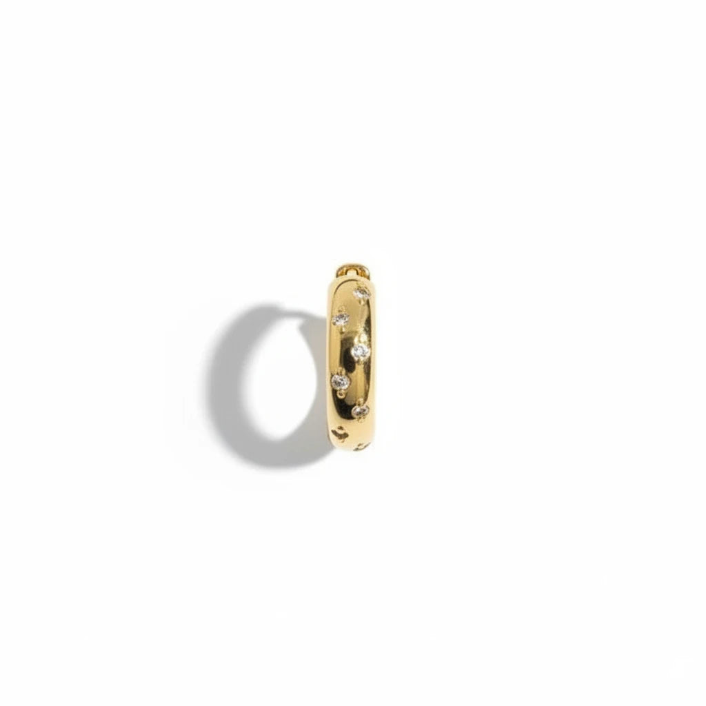 Aros huggie Ámbar Joyas en baño de oro 18k con circones incrustados, diseño minimalista y elegante.