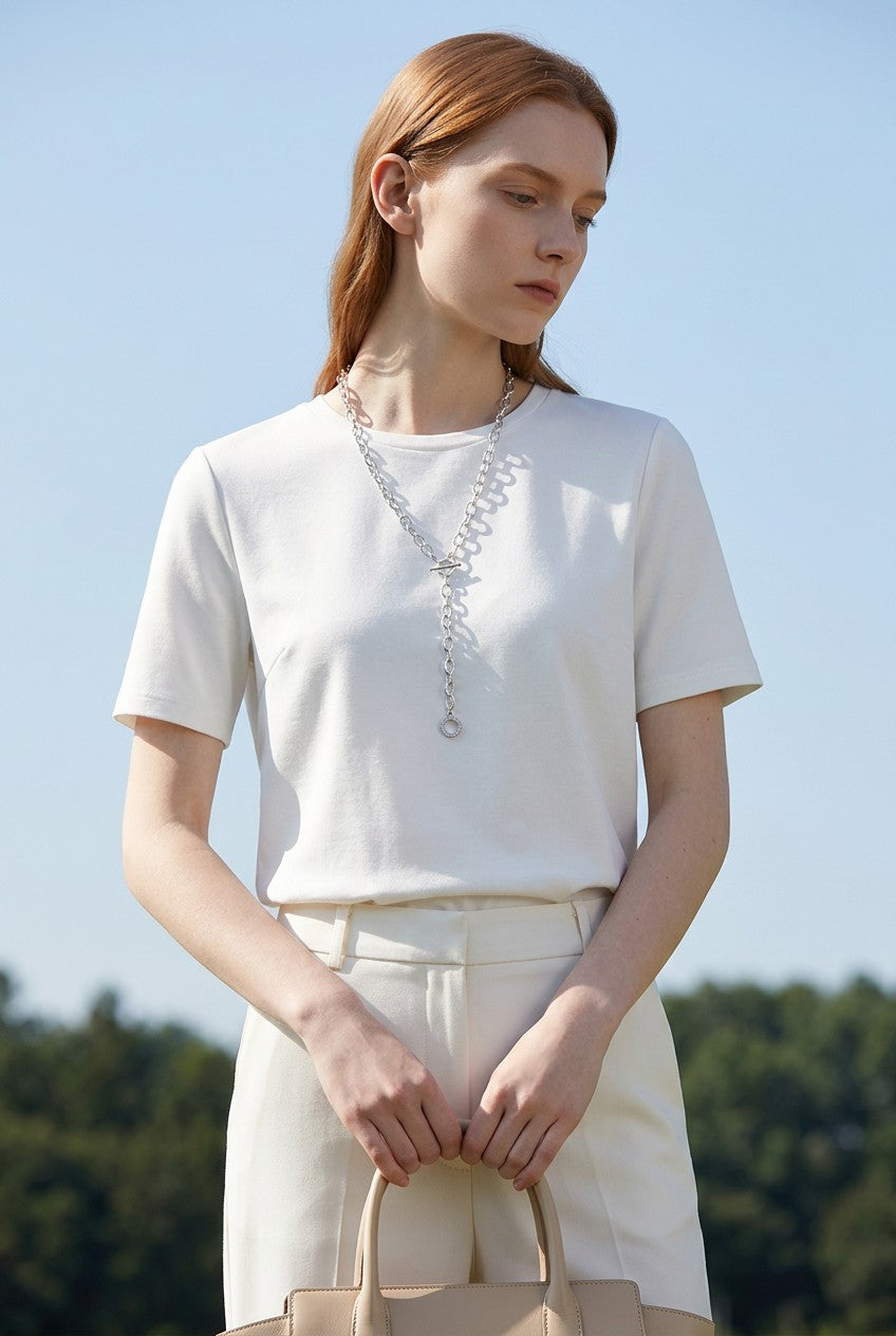 Modelo con collar Ámbar Joyas de eslabones alargados en baño de plata con broche de barra y detalle brillante