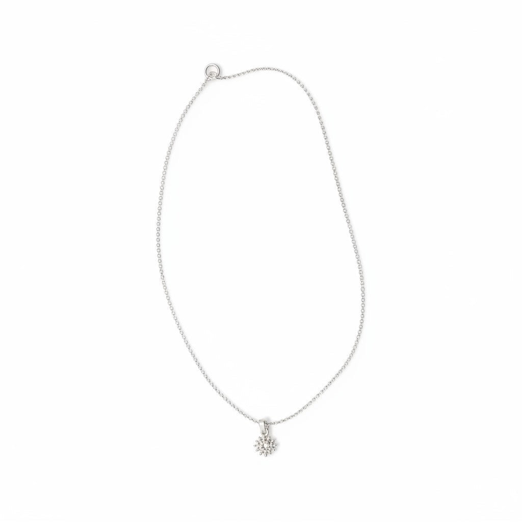Collar fino Ámbar Joyas con colgante de flor en baño de plata, diseño minimalista y elegante para uso diario.