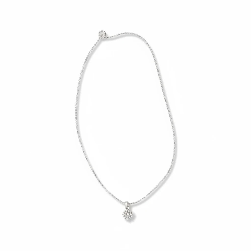 Collar fino Ámbar Joyas con colgante de flor en baño de plata, cadena delicada y diseño minimalista brillante.