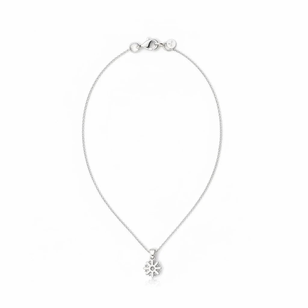 Collar fino Ámbar Joyas con colgante de flor en baño de plata, cadena delicada y diseño minimalista elegante.