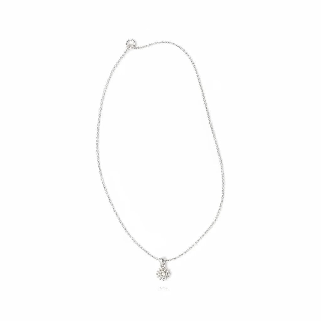 Collar fino Ámbar Joyas con colgante de flor en baño de plata, diseño minimalista y elegante para uso diario.
