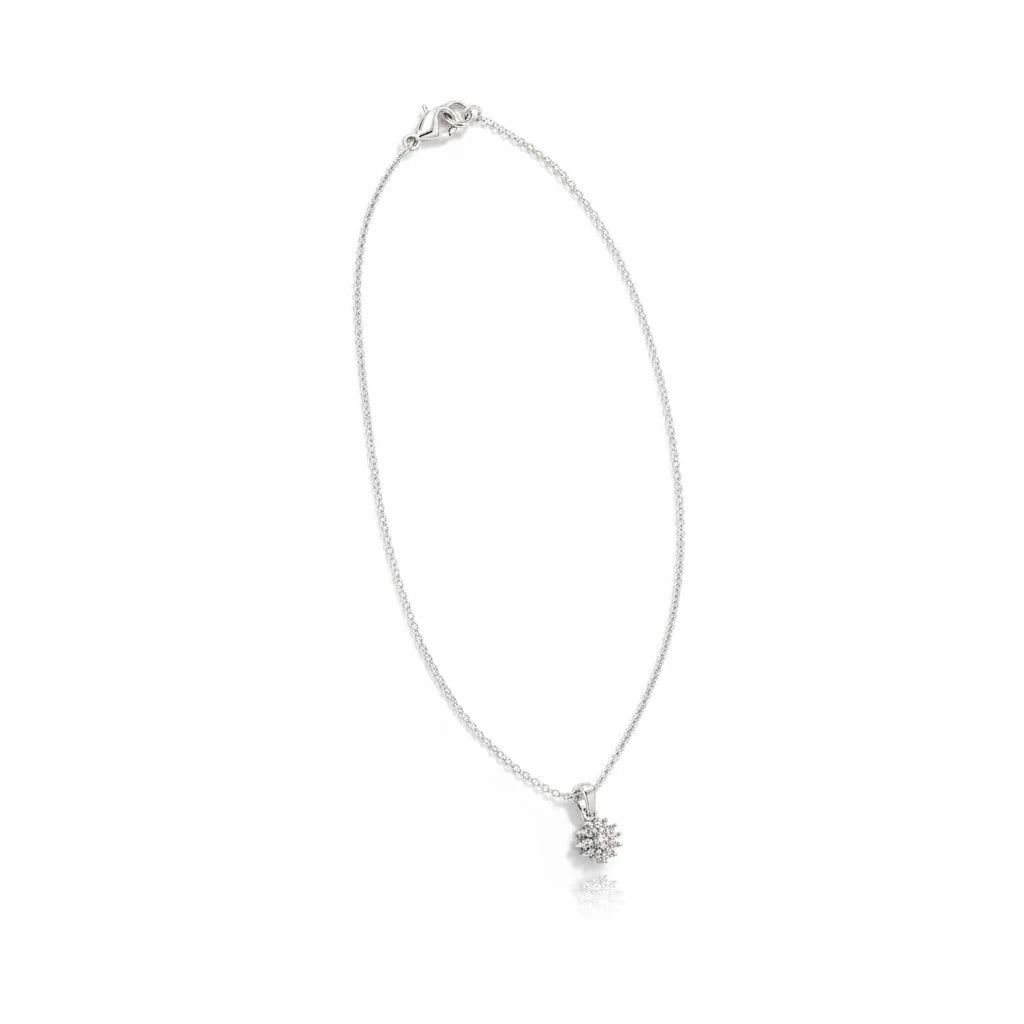 Collar fino Ámbar Joyas con colgante de flor en baño de plata, diseño minimalista y elegante para uso diario.