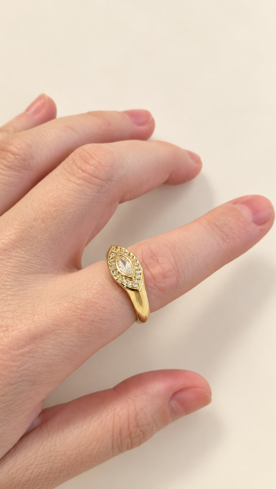Anillo Ojo Marquise Pavé en baño de oro 18k, puesto en la mano