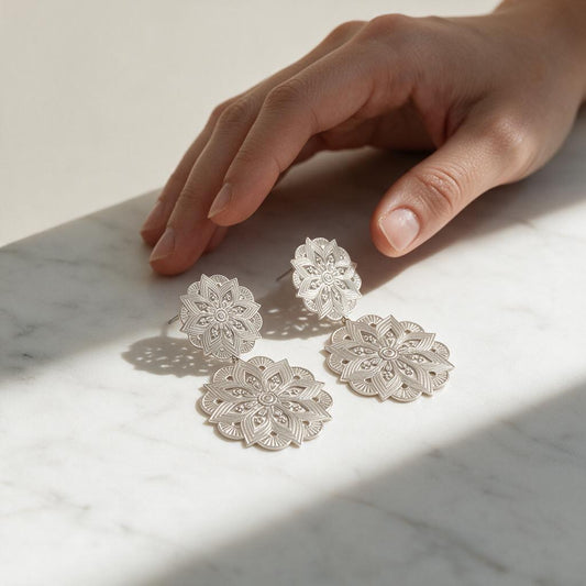 Aros Doble Mandala Calada – Baño de Plata, sobre mármol