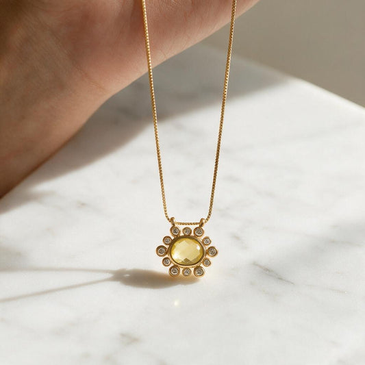Collar Sol Piedra Amarilla y Circones – Baño de Oro, sobre mármol