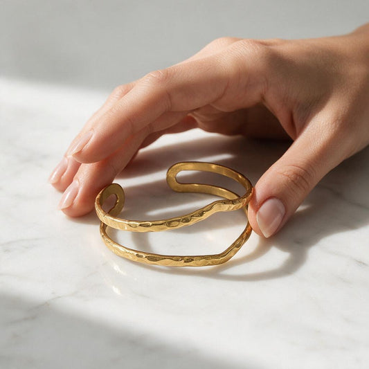Esclava Onda Martillada – Baño de Oro 18k, sobre mármol