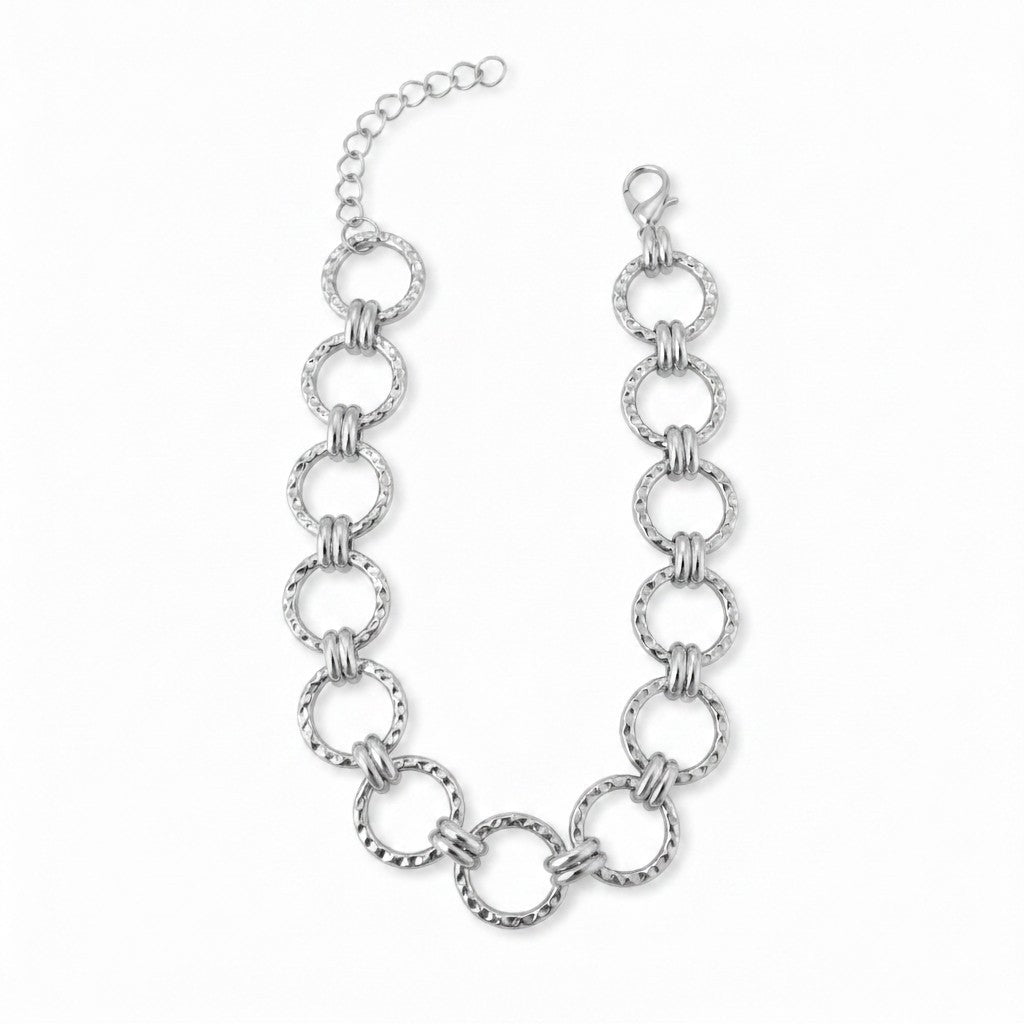 Pulsera de aros redondos texturizados con baño de plata, cierre mosquetón y extensor