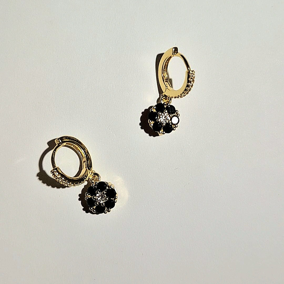 Aros Flor Negra en Baño de Oro 18K