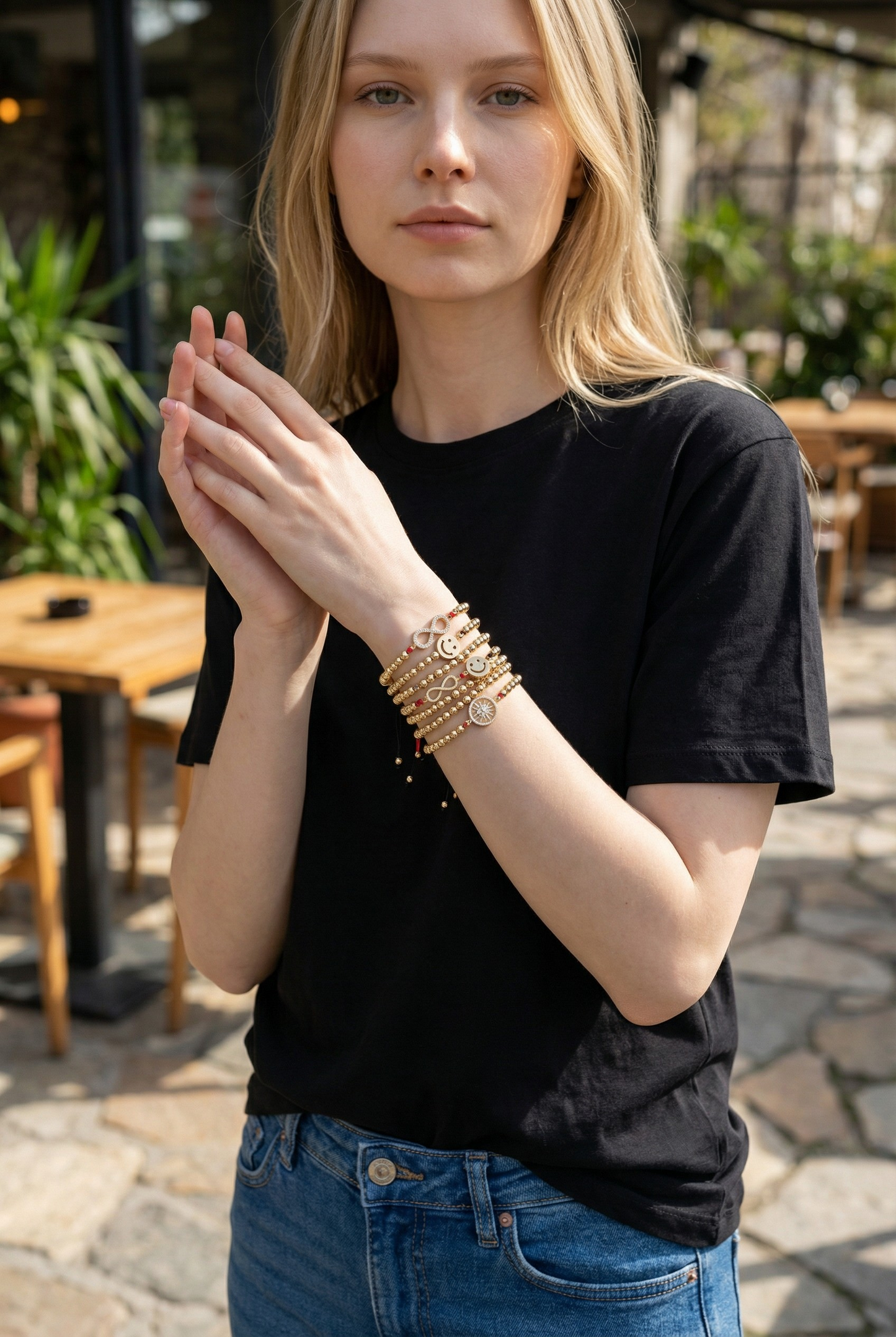Pulsera Ajustable Carita Feliz Hilo Negro - Baño Oro 18k