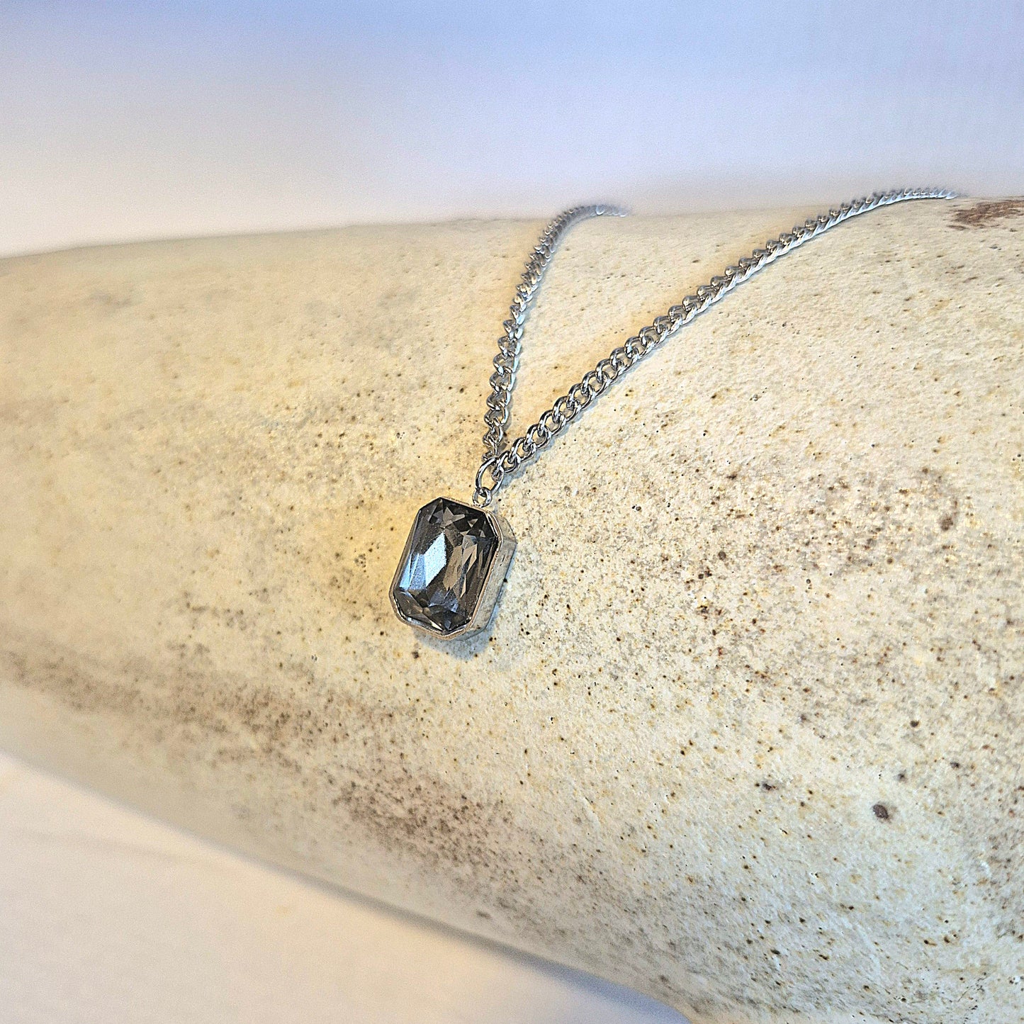 Collar con Dije Rectangular Gris Ahumado