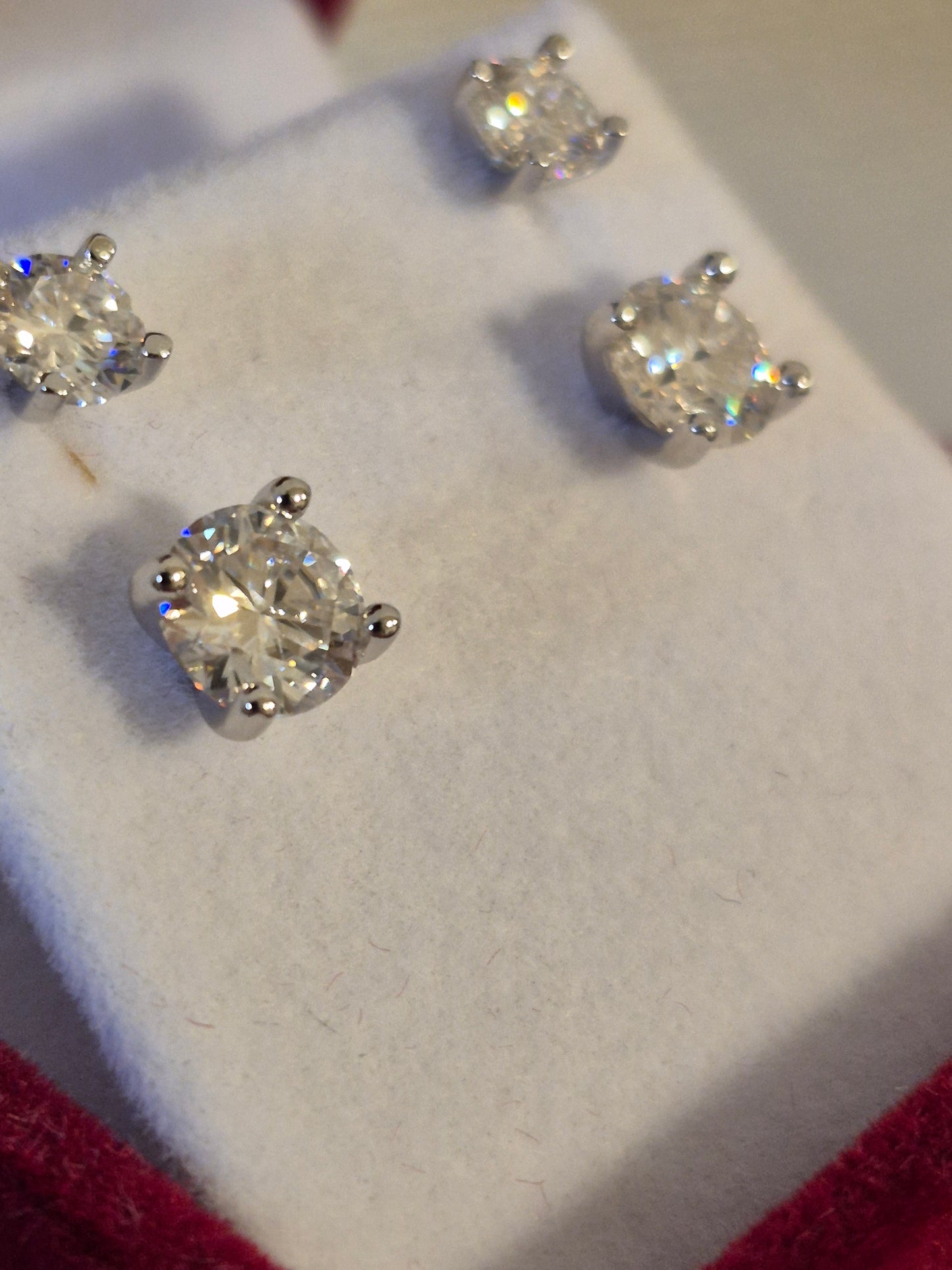 Aros Stud Moissanita 1CT (6.5mm) en Plata 925 | Montura Martini 4 Grifas