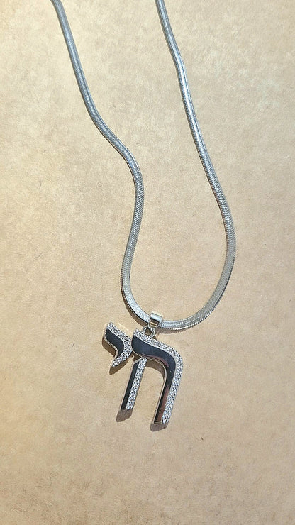 Collar Jai con Zirconias – Símbolo de Vida y Protección