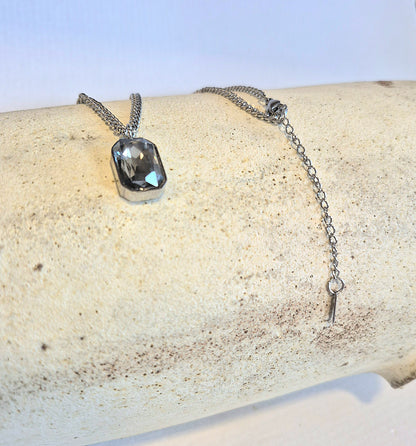 Collar con Dije Rectangular Gris Ahumado