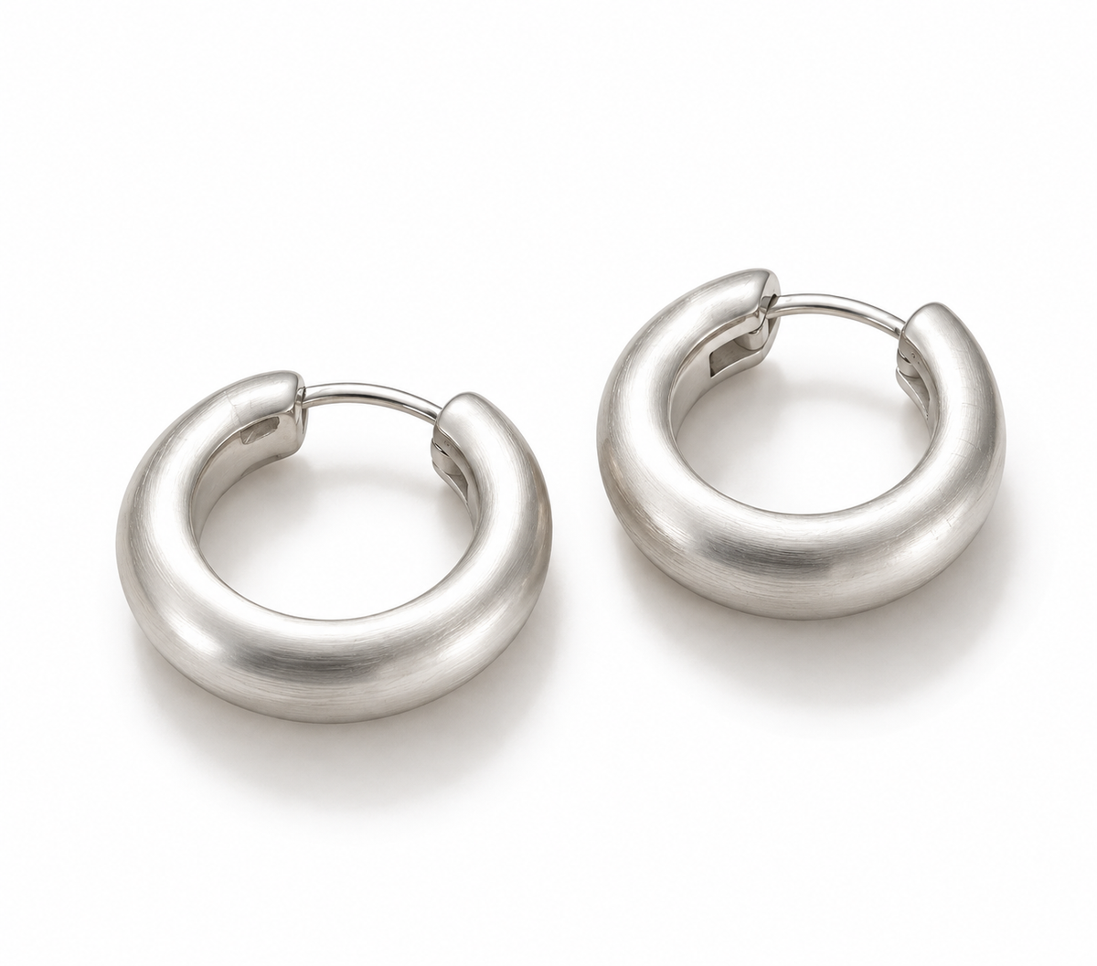 Argollas Gruesas Satinadas – Baño de Plata