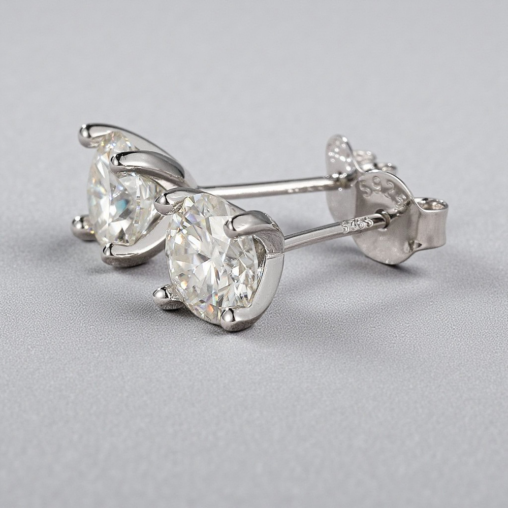 Aros Stud Moissanita 1CT (6.5mm) en Plata 925 | Montura Martini 4 Grifas