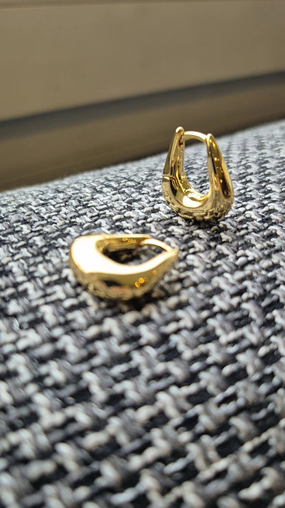 Argollas Gota Esculpida en Plata 925 - Oro 18K