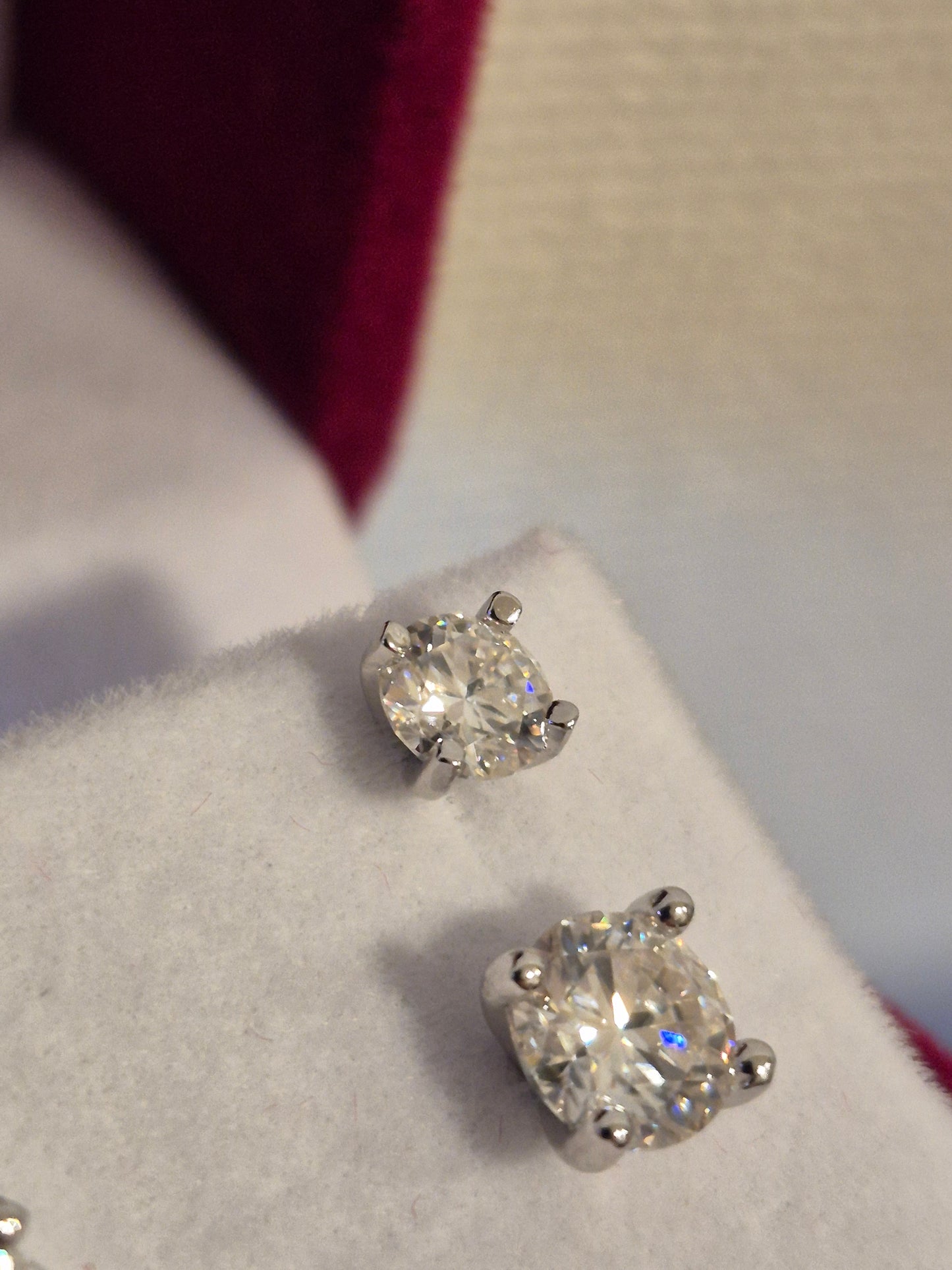 Aros Stud Moissanita 0.5CT (5mm) en Plata 925 | Montura Martini 4 Grifas