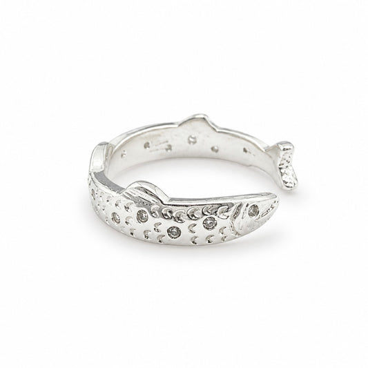 Anillo Ajustable Banda Pez Satinada – Baño de Plata - Ámbar Joyas