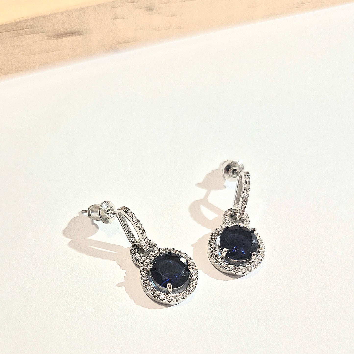 Aros con Circonita Azul y Baño de Rodio