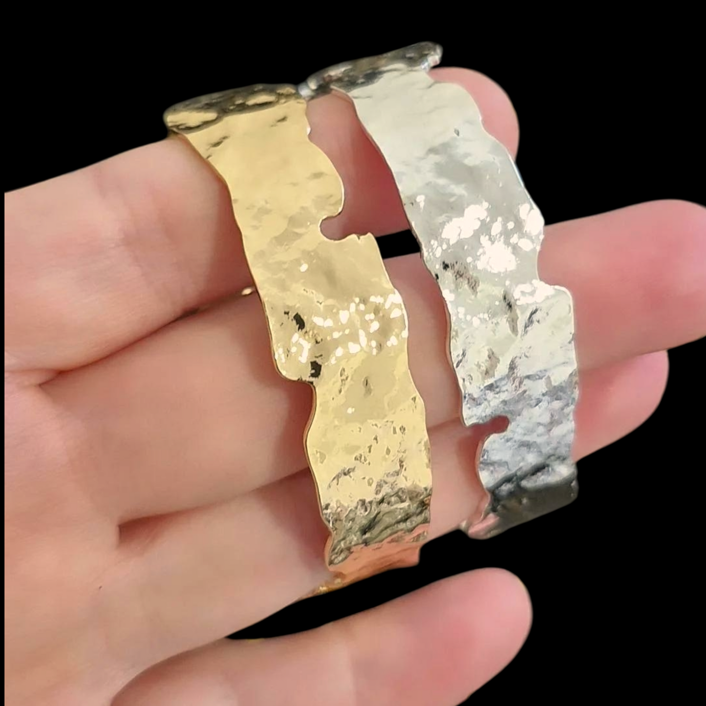 Pulsera Esclava Martillada Ajustable Baño de Oro y Plata – Joyería Mujer Chile