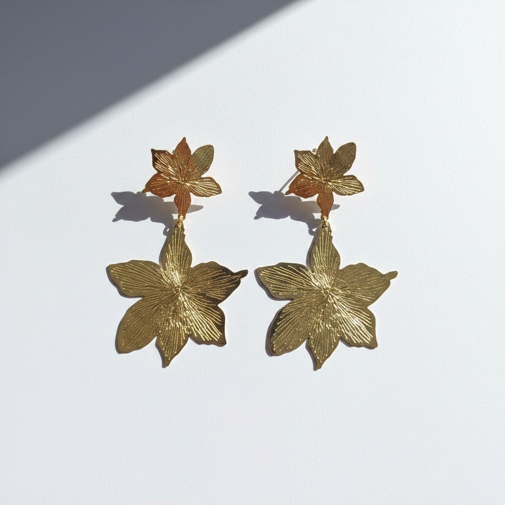 Aros Doble Flor Texturizada – Baño de Oro 18k