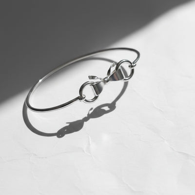 Broche Mosquetón con Dos Argollas – Baño de Plata